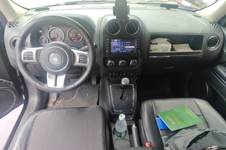 Used Jeep Patriot 2014 2.4L Luxury Navigation Edition Center Console