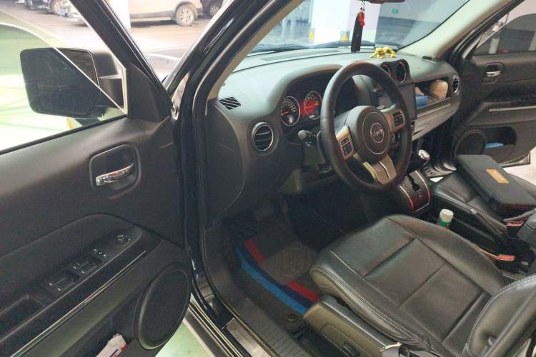 Used Jeep Patriot 2014 2.4L Luxury Navigation Edition Driver Seat