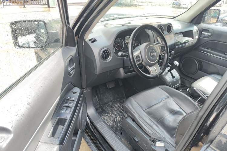 Used Jeep Patriot 2014 2.4L Luxury Navigation Edition Driver Seat