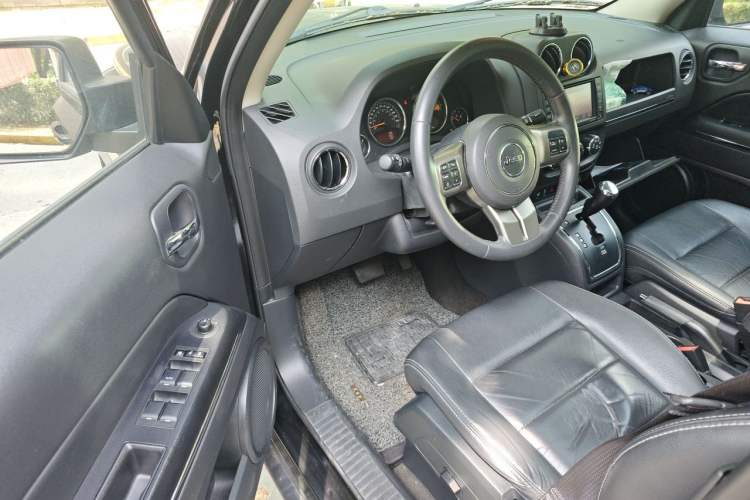 Used Jeep Patriot 2014 2.4L Luxury Navigation Edition Driver Seat