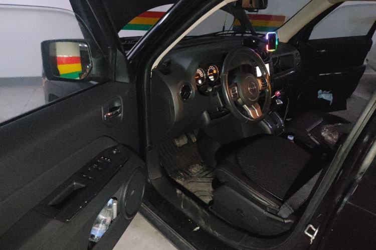 Used Jeep Patriot 2014 2.4L Luxury Navigation Edition Driver Seat