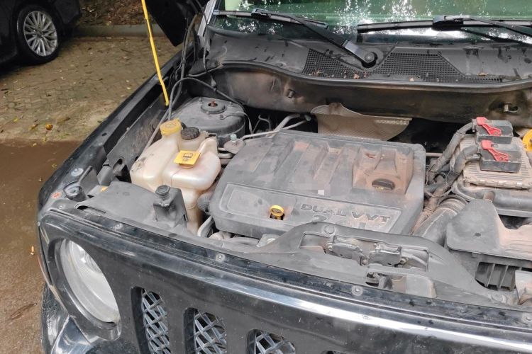 Used Jeep Patriot 2014 2.4L Sport Edition Engine Bay Right
