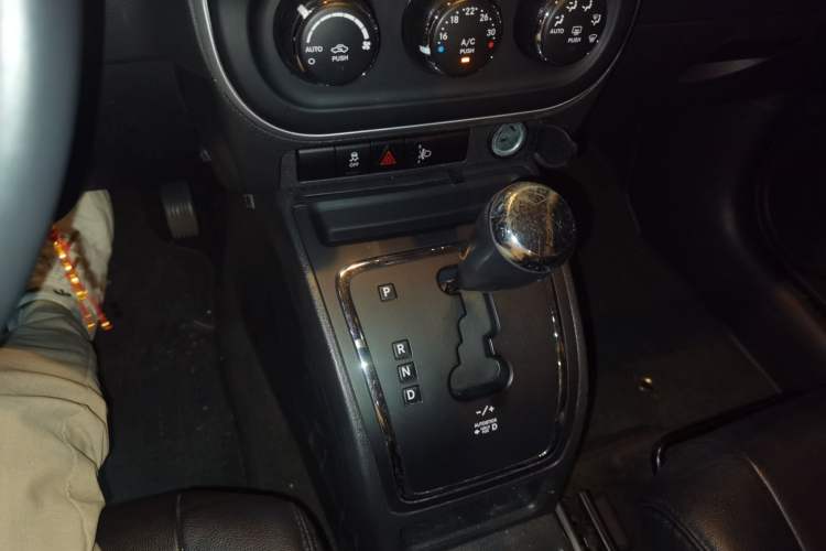 Used Jeep Patriot 2014 2.4L Sport Edition Gear Lever