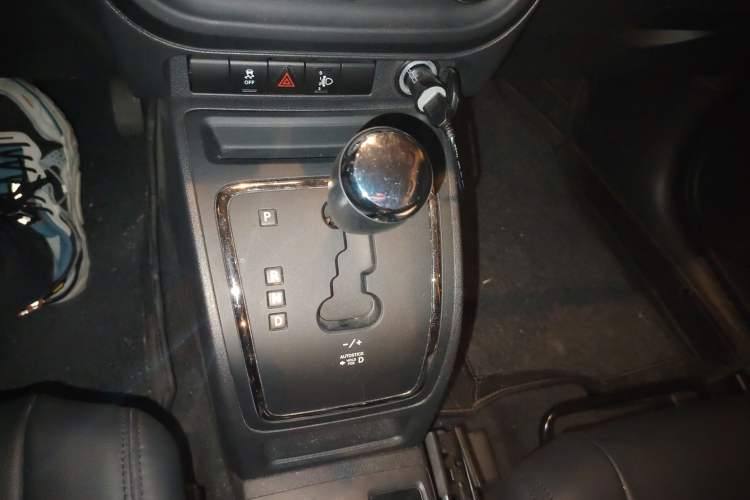 Used Jeep Patriot 2014 2.4L Sport Edition Gear Lever