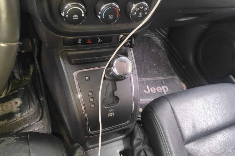 Used Jeep Patriot 2014 2.0L Sport Enhanced Edition Gear Lever