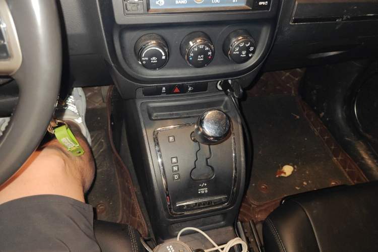 Used Jeep Patriot 2014 2.4L Sport Edition Gear Lever