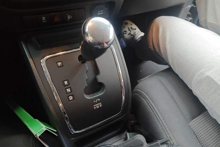 Used Jeep Patriot 2014 2.4L Sport Edition Gear Lever