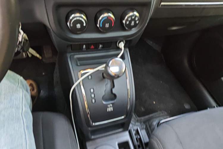 Used Jeep Patriot 2014 2.0L Sport Enhanced Edition Gear Lever