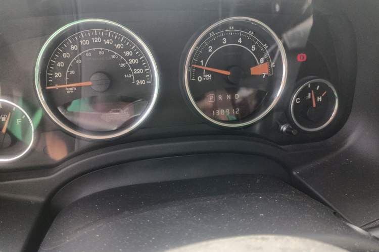 Used Jeep Patriot 2014 2.4L Luxury Navigation Edition Odometer Close Up