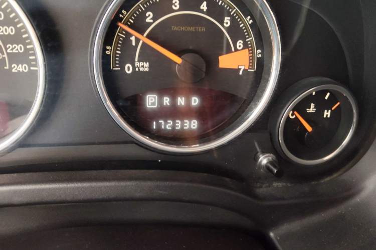 Used Jeep Patriot 2014 2.4L Luxury Navigation Edition Odometer Close Up