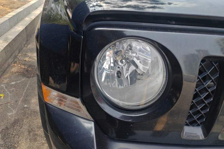 Used Jeep Patriot 2014 2.4L Luxury Navigation Edition Right Front Headlight