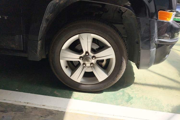 Used Jeep Patriot 2014 2.4L Luxury Navigation Edition Right Front Wheel Hub