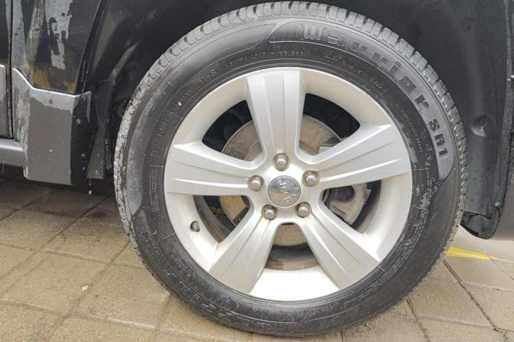 Used Jeep Patriot 2014 2.4L Luxury Navigation Edition Right Front Wheel Hub