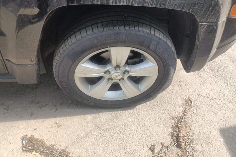 Used Jeep Patriot 2014 2.4L Luxury Navigation Edition Right Front Wheel Hub