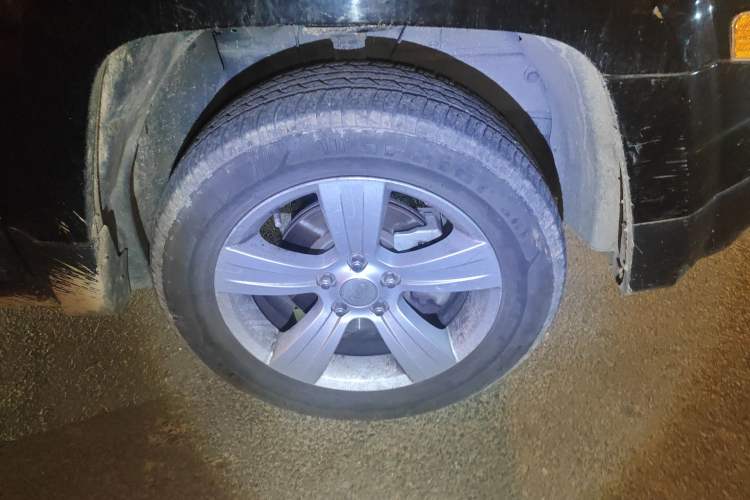 Used Jeep Patriot 2014 2.4L Luxury Navigation Edition Right Front Wheel Hub