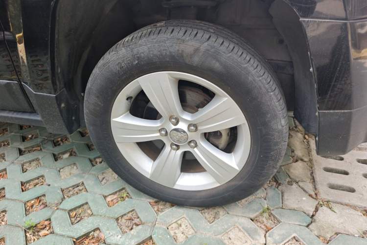 Used Jeep Patriot 2014 2.4L Luxury Navigation Edition Right Front Wheel Hub