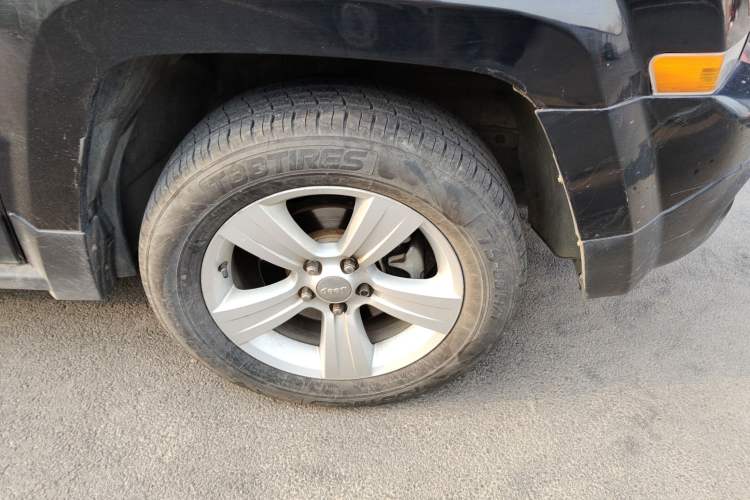 Used Jeep Patriot 2014 2.4L Luxury Navigation Edition Right Front Wheel Hub