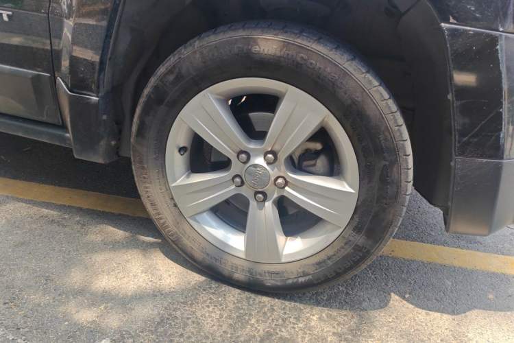 Used Jeep Patriot 2014 2.4L Luxury Navigation Edition Right Front Wheel Hub