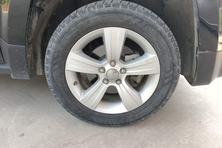Used Jeep Patriot 2014 2.4L Sport Edition Right Front Wheel Hub