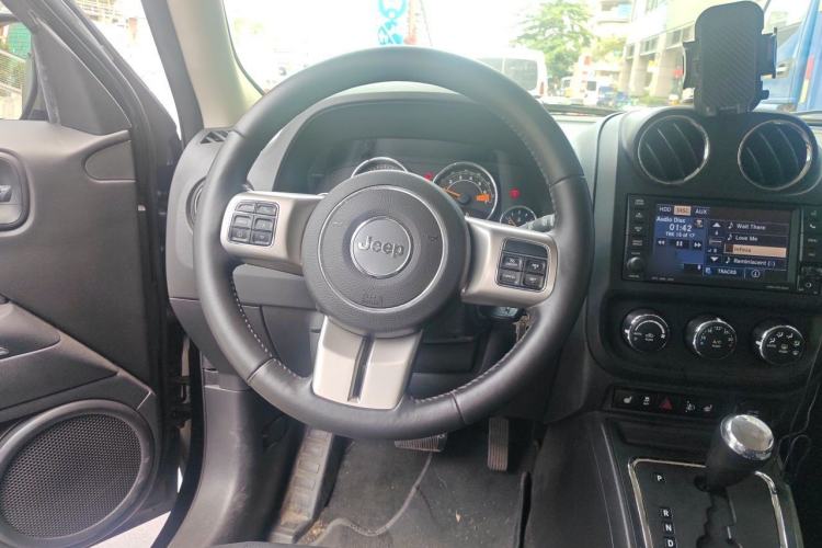 Used Jeep Patriot 2014 2.4L Luxury Navigation Edition Steering Wheel