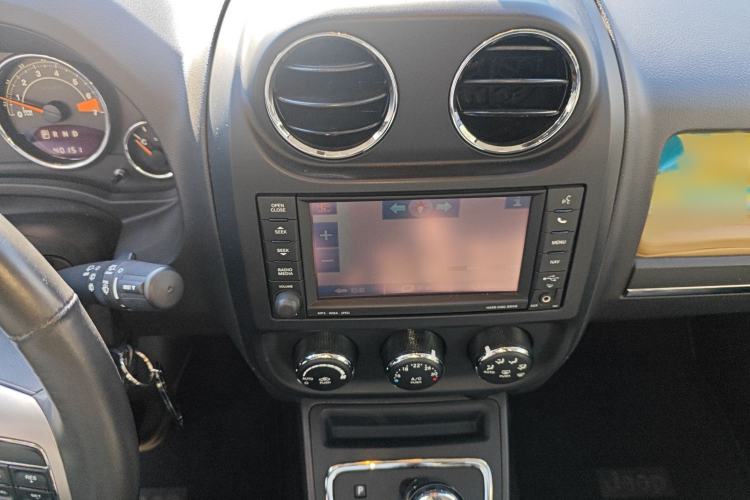 Used Jeep Patriot 2014 2.4L Luxury Navigation Edition Audio And AC Panel