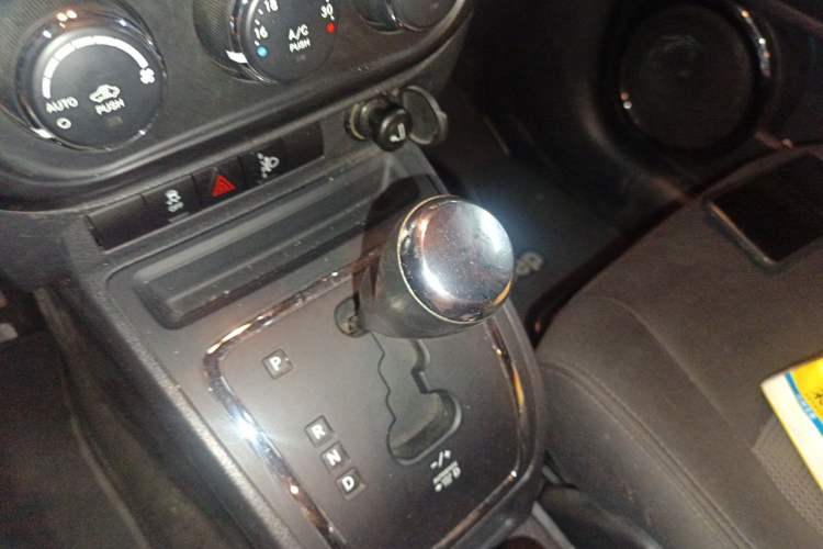 Used Jeep Patriot 2014 2.4L Sport Edition Gear Lever