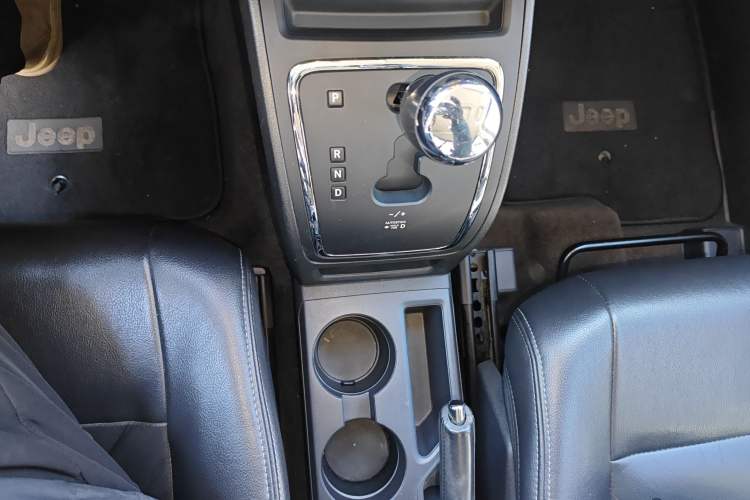 Used Jeep Patriot 2014 2.4L Luxury Navigation Edition Gear Lever