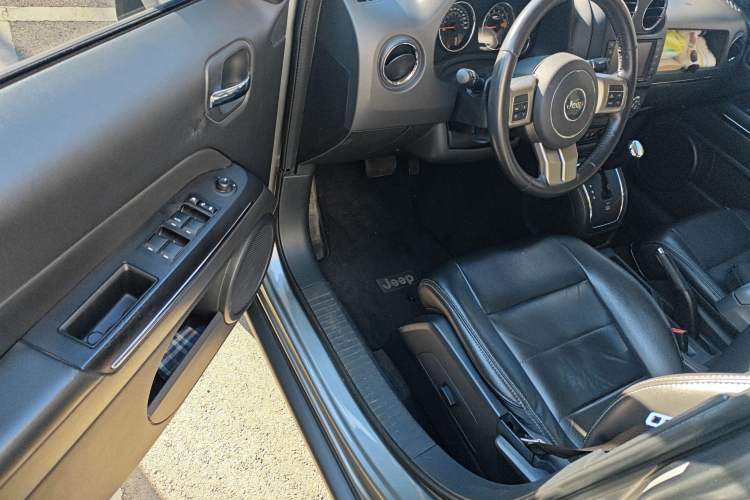 Used Jeep Patriot 2014 2.4L Luxury Navigation Edition Interior 3
