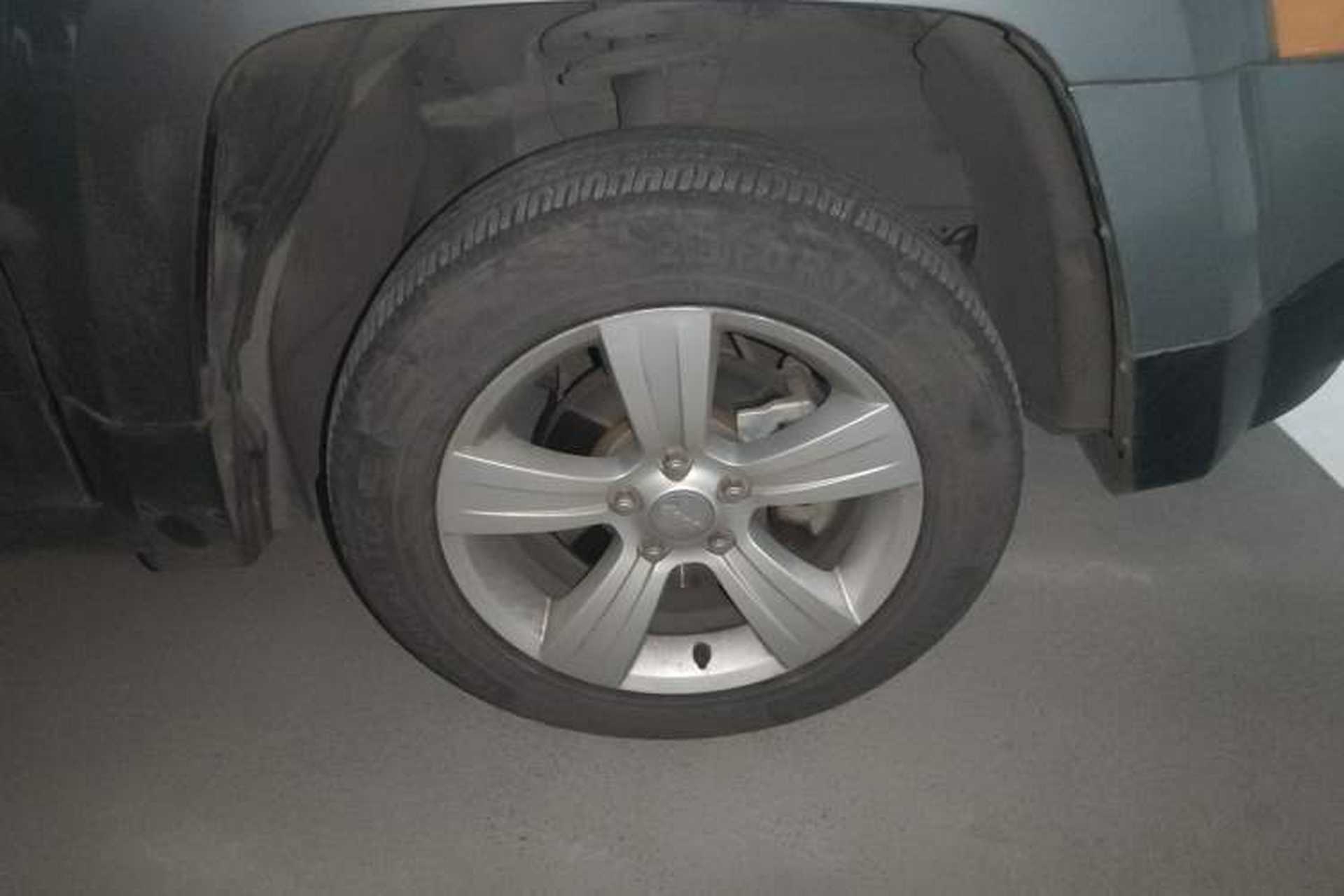 Used Jeep Patriot 2014 2.4L Luxury Navigation Edition Right Front Wheel Hub