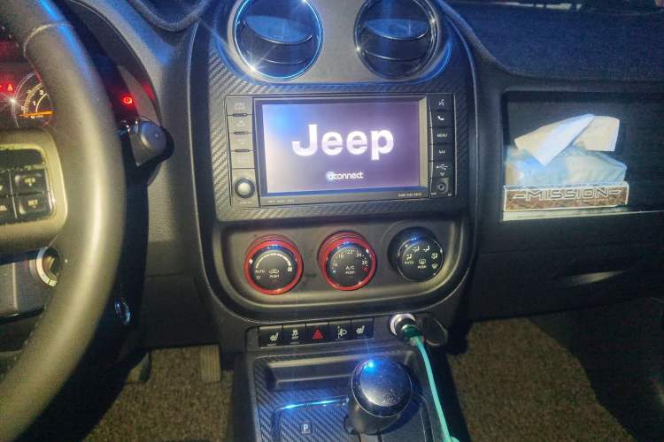Used Jeep Patriot 2014 2.4L Luxury Navigation Edition Audio And AC Panel