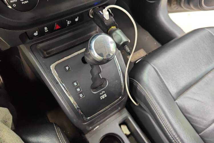 Used Jeep Patriot 2014 2.4L Luxury Navigation Edition Gear Lever