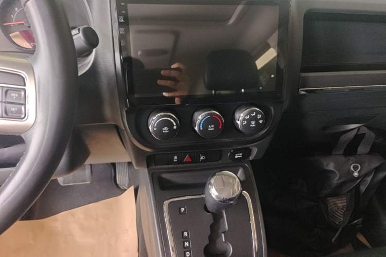 Used Jeep Patriot 2014 2.0L Sport Edition Audio And AC Panel