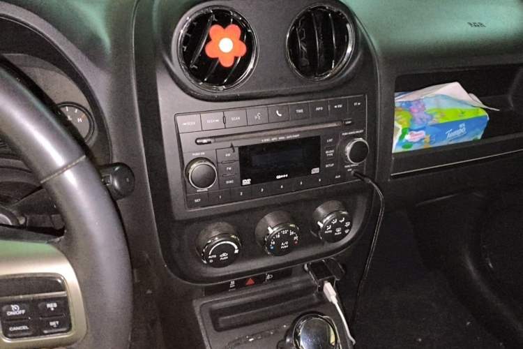 Used Jeep Patriot 2014 2.4L Sport Edition Audio And AC Panel