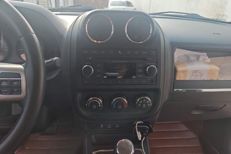 Used Jeep Patriot 2014 2.0L Sport Edition Audio And AC Panel