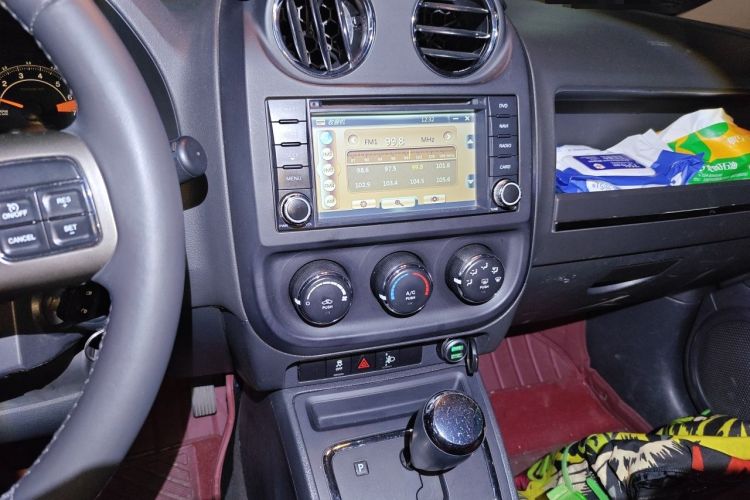 Used Jeep Patriot 2014 2.0L Sport Edition Audio And AC Panel