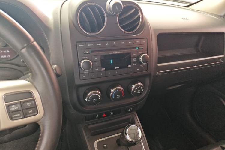 Used Jeep Patriot 2014 2.0L Sport Edition Audio And AC Panel
