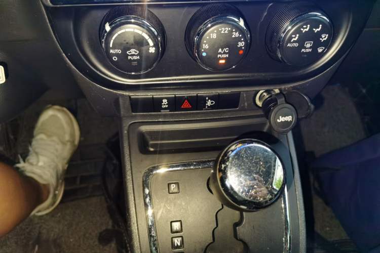 Used Jeep Patriot 2014 2.4L Sport Edition Audio And AC Panel