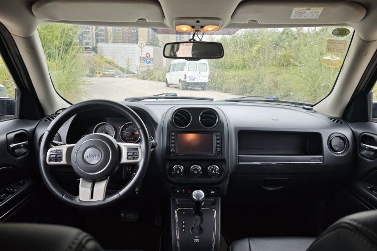 Used Jeep Patriot 2014 2.4L Luxury Navigation Edition Audio And AC Panel
