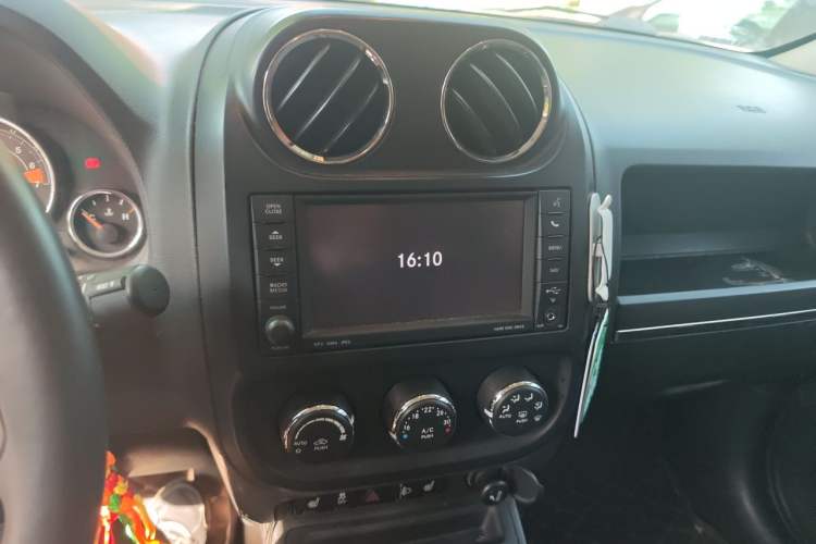 Used Jeep Patriot 2014 2.4L Luxury Navigation Edition Audio And AC Panel