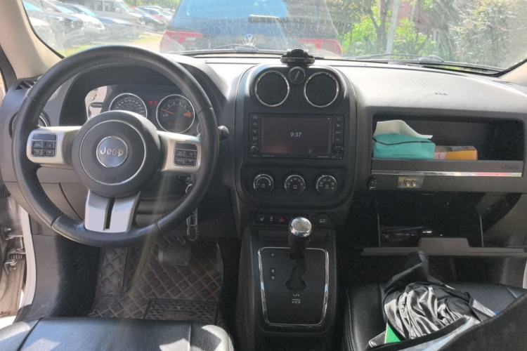 Used Jeep Patriot 2014 2.4L Luxury Navigation Edition Center Console