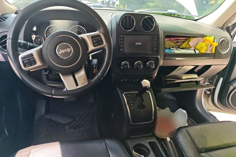 Used Jeep Patriot 2014 2.4L Luxury Navigation Edition Center Console