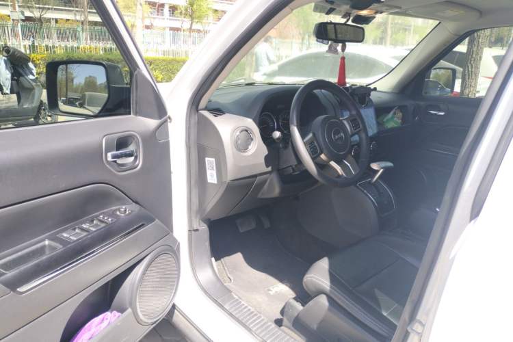 Used Jeep Patriot 2014 2.4L Luxury Navigation Edition Driver Seat