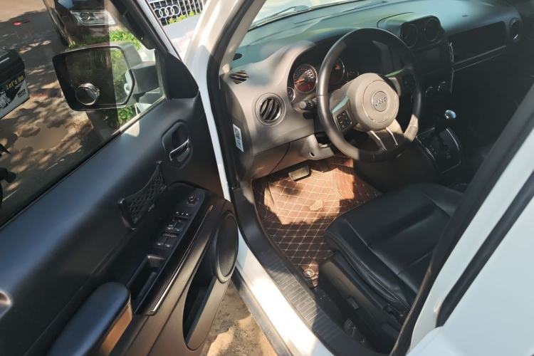 Used Jeep Patriot 2014 2.4L Luxury Navigation Edition Driver Seat