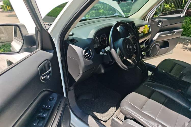 Used Jeep Patriot 2014 2.4L Luxury Navigation Edition Driver Seat