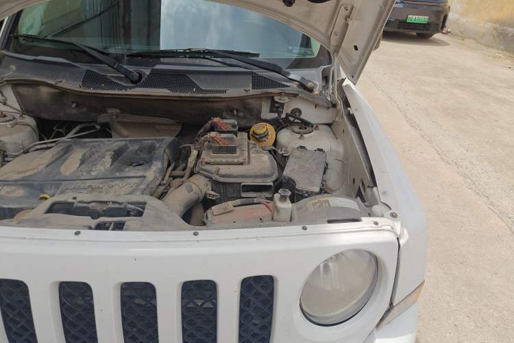 Used Jeep Patriot 2014 2.0L Sport Enhanced Edition Engine Bay Left