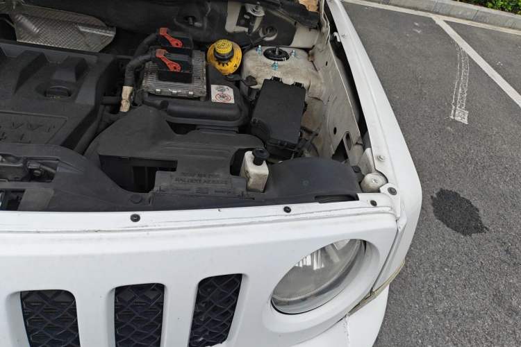 Used Jeep Patriot 2014 2.4L Sport Edition Engine Bay Left