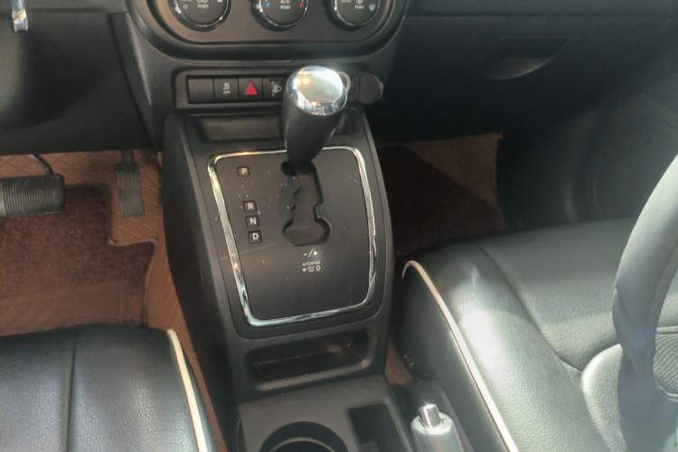 Used Jeep Patriot 2014 2.4L Sport Edition Gear Lever