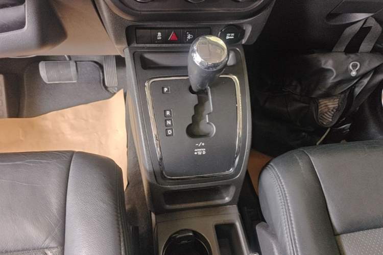 Used Jeep Patriot 2014 2.0L Sport Edition Gear Lever