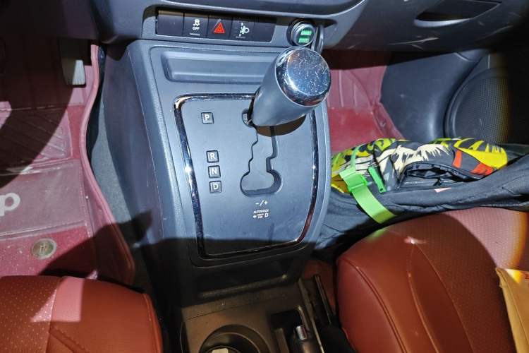 Used Jeep Patriot 2014 2.0L Sport Edition Gear Lever