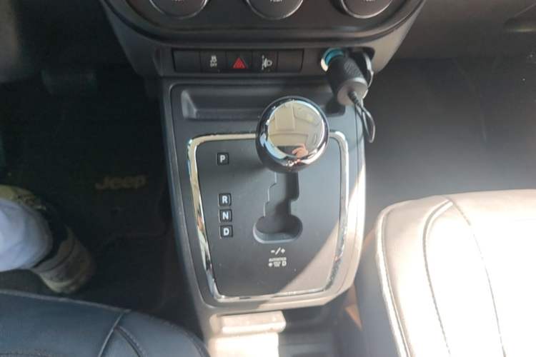 Used Jeep Patriot 2014 2.0L Sport Edition Gear Lever